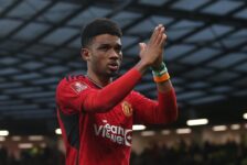 FA CUP : MANCHESTER UNITED VS LIVERPOOL – 17/03/2024  (PHOTO – DIALLO SALUTES THE MAN UNITED FANS)
