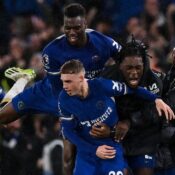 PREMIER LEAGUE : CHELSEA VS MANCHESTER UNITED – 04/04/2024  (Photo – Hat-Trick Hero Cole Palmer Gets Mobbed By His Team-Mates)