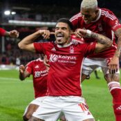 PREMIER LEAGUE – 02/04/2024  (PHOTO – MORGAN GIBBS-WHITE AND NOTTINGHAM FOREST CELEBRATE)