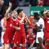 PREMIER LEAGUE – 05/05/2024  (PHOTO – HARVEY ELLIOTT AND LIVERPOOL CELEBRATE)