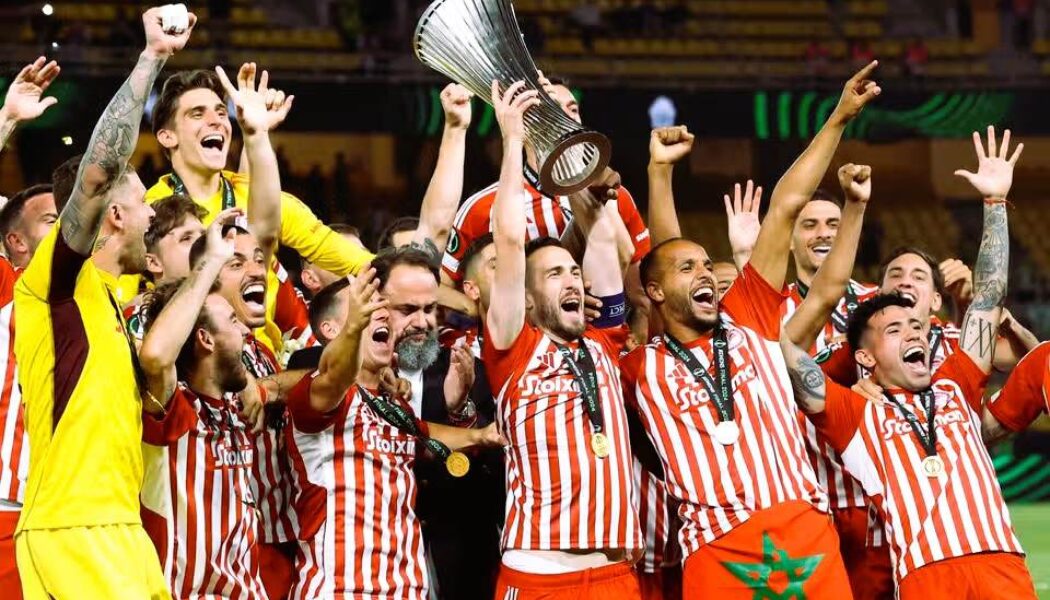 EUROPA CONFERENCE LEAGUE FINAL : OLYMPIACOS VS FIORENTINA – 29/05/2024  (PHOTO – OLYMPIACOS CELEBRATE WITH THEIR TROPHY)