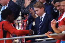 FA CUP FINAL : MANCHESTER UNITED VS MANCHESTER CITY – 25/05/2024   (PHOTO – PRINCE GEORGE CONGRATULATES KOBBIE MAINOO)