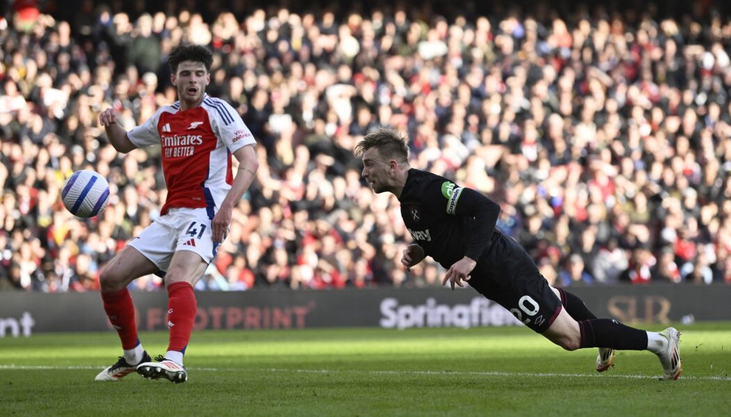 PREMIER LEAGUE : ARSENAL VS WEST HAM – 22/02/2025  (PHOTO – JARROD BOWEN HEADS THE BALL IN)