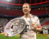 GERMAN BUNDESLIGA : BAYERN MUNICH VS BORUSSIA MONCHENGLADBACH – 10/05/2025  (PHOTO – HARRY KANE CELEBRATES WITH THE TROPHY)