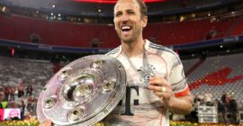 GERMAN BUNDESLIGA : BAYERN MUNICH VS BORUSSIA MONCHENGLADBACH – 10/05/2025  (PHOTO – HARRY KANE CELEBRATES WITH THE TROPHY)