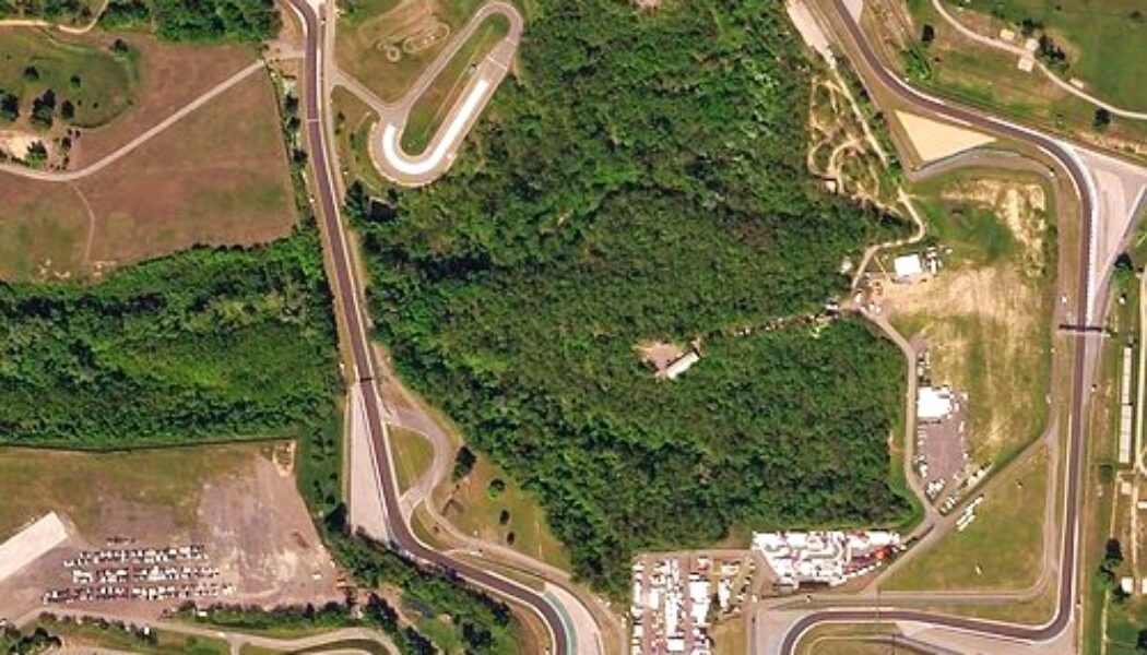 MARTIN BRUNDLE TALKS US THROUGH THE INTRICACIES OF THE HUNGARORING CIRCUIT BY HELICOPTER