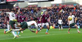 PREMIER LEAGUE : BURNLEY VS CHELSEA – 22/11/2025   (PHOTO – PEDRO NETO NETS THE BALL!)