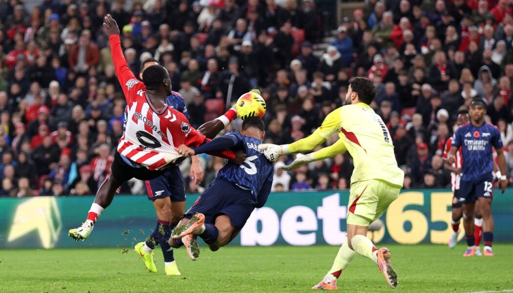 PREMIER LEAGUE :  SATURDAY – 08/11/2025  (PHOTO – BRIAN BROBBEY SCORES ACROBATIC EQUALISER FOR SUNDERLAND)