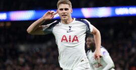 CHAMPIONS LEAGUE : TUESDAY – 04/11/2025  (PHOTO – MICKY VAN DE VEN CELEBRATES)