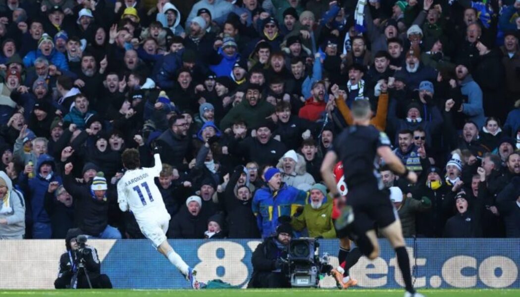 PREMIER LEAGUE : LEEDS UNITED VS MAN UNITED – 03/01/2026  (PHOTO – BRENDEN AARONSON CELEBRATES)