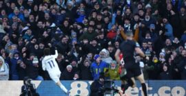 PREMIER LEAGUE : LEEDS UNITED VS MAN UNITED – 03/01/2026  (PHOTO – BRENDEN AARONSON CELEBRATES)