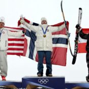 MEN’S “BIG AIR” FINAL – 17/02/2026 – (PHOTO – GOLD MEDALLIST TORMOD FROSTAD (NORWAY) POSES WITH SILVER MEDALLIST MAC FOREHAND (USA) AND BRONZE MEDALLIST MATEJ SVANCER (AUSTRIA)