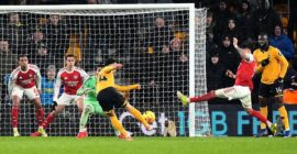 PREMIER LEAGUE :  WOLVES VS ARSENAL – 18/02/2026  (PHOTO – TOM EDOZIE EQUALISES FOR WOLVES)