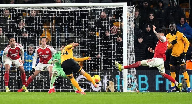 PREMIER LEAGUE :  WOLVES VS ARSENAL – 18/02/2026  (PHOTO – TOM EDOZIE EQUALISES FOR WOLVES)