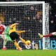 PREMIER LEAGUE :  WOLVES VS ARSENAL – 18/02/2026  (PHOTO – TOM EDOZIE EQUALISES FOR WOLVES)
