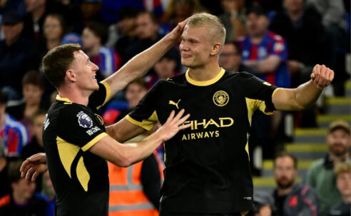 PREMIER LEAGUE : CRYSTAL PALACE VS MANCHESTER CITY – 28/08/2026  (PHOTO – ANDERSON SHOWS APPRECIATION FOR HAALAND’S NEW LUCKY HAIRCUT)