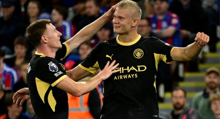 PREMIER LEAGUE : CRYSTAL PALACE VS MANCHESTER CITY – 28/08/2026  (PHOTO – ANDERSON SHOWS APPRECIATION FOR HAALAND’S NEW LUCKY HAIRCUT)