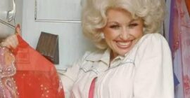 CHECK OUT THIS SUPERB INTERVIEW WITH DOLLY PARTON ON HER TOUR BUS!