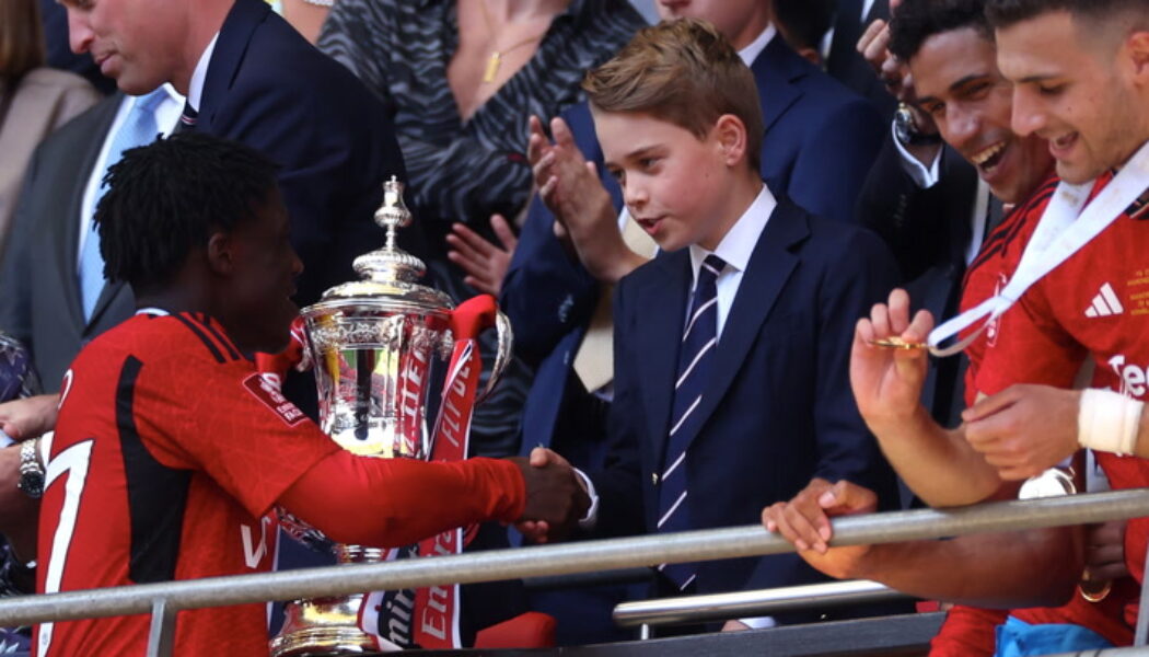 FA CUP FINAL : MANCHESTER UNITED VS MANCHESTER CITY – 25/05/2024   (PHOTO – PRINCE GEORGE CONGRATULATES KOBBIE MAINOO)