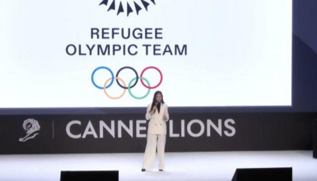 YUSRA MARDINI HIGHLIGHTS THE IMPORTANCE OF THE REFUGEE OLYMPIC TEAM  (PHOTO – OLYMPIC HEROINE YUSRA MARDINI ADDRESSES THE AUDIENCE)