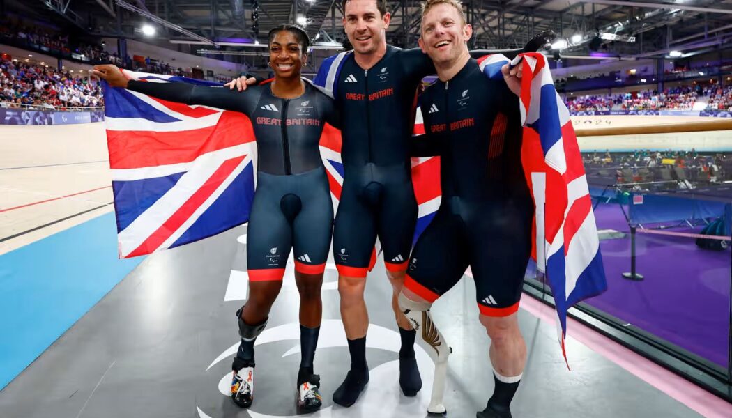 LIVE ACTION FROM THE PARALYMPICS 2024 : DAY 4  (PHOTO – GB’s KADEENA COX, JODY CUNDY &  JACO VAN GASS WIN GOLD IN THE VELODROME!)