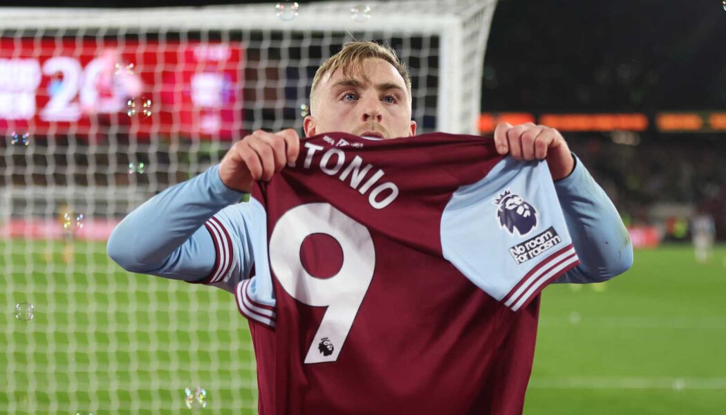 PREMIER LEAGUE : MONDAY – 09/12/2024  (PHOTO – JARROD BOWEN SALUTES MICHAIL ANTONIO WITH THE CROWD!)