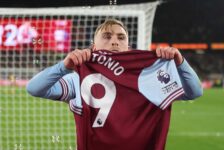 PREMIER LEAGUE : MONDAY – 09/12/2024  (PHOTO – JARROD BOWEN SALUTES MICHAIL ANTONIO WITH THE CROWD!)