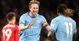 PREMIER LEAGUE : WEDNESDAY – 04/12/2024  (PHOTO – KEVIN DE BRUYNE AND JEREMY DOKU CELEBRATE)