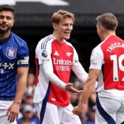 PREMIER LEAGUE : SUNDAY – 20/04/2025  (PHOTO – LEANDRO TROSSARD CELEBRATES WITH MARTIN ODEGAARD)