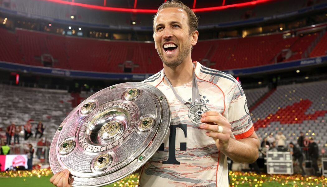 GERMAN BUNDESLIGA : BAYERN MUNICH VS BORUSSIA MONCHENGLADBACH – 10/05/2025  (PHOTO – HARRY KANE CELEBRATES WITH THE TROPHY)