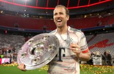 GERMAN BUNDESLIGA : BAYERN MUNICH VS BORUSSIA MONCHENGLADBACH – 10/05/2025  (PHOTO – HARRY KANE CELEBRATES WITH THE TROPHY)