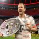 GERMAN BUNDESLIGA : BAYERN MUNICH VS BORUSSIA MONCHENGLADBACH – 10/05/2025  (PHOTO – HARRY KANE CELEBRATES WITH THE TROPHY)