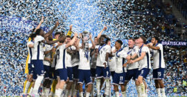 EUROPEAN UNDER 21 FINALS:  ENGLAND U21’s vs GERMANY U21’s – 27/06/2025 (PHOTO – ENGLAND LIFT THE TROPHY)