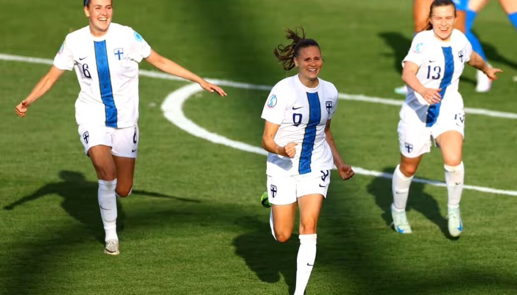 UEFA WOMEN’S EUROS 2025 – 02/07/2025   (PHOTO – FINLAND’S KATARINA KOSOLA CELEBRATES WITH HER TEAM-MATES)