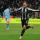 PREMIER LEAGUE : NEWCASTLE UNITED VS MANCHESTER CITY – 22/11/2025   (PHOTO – HARVEY BARNES CELEBRATES)