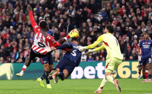 PREMIER LEAGUE :  SATURDAY – 08/11/2025  (PHOTO – BRIAN BROBBEY SCORES ACROBATIC EQUALISER FOR SUNDERLAND)