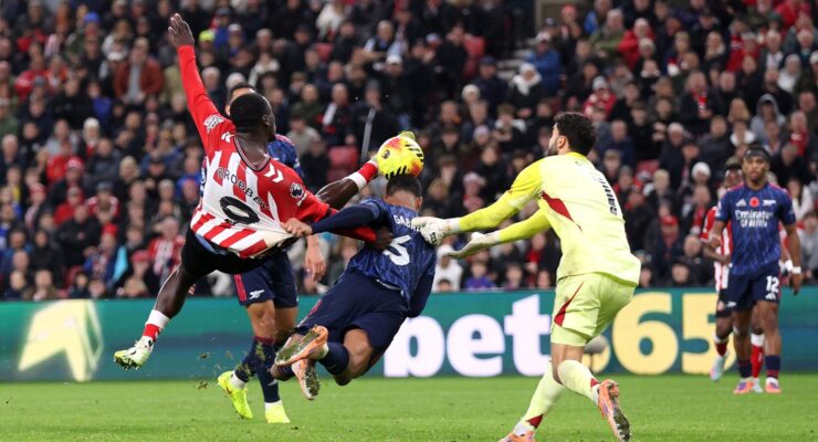 PREMIER LEAGUE :  SATURDAY – 08/11/2025  (PHOTO – BRIAN BROBBEY SCORES ACROBATIC EQUALISER FOR SUNDERLAND)