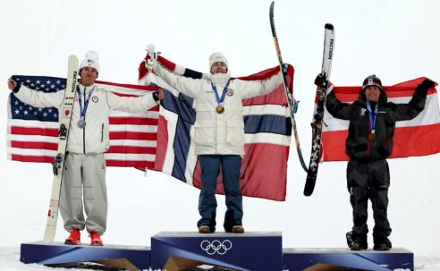 MEN’S “BIG AIR” FINAL – 17/02/2026 – (PHOTO – GOLD MEDALLIST TORMOD FROSTAD (NORWAY) POSES WITH SILVER MEDALLIST MAC FOREHAND (USA) AND BRONZE MEDALLIST MATEJ SVANCER (AUSTRIA)