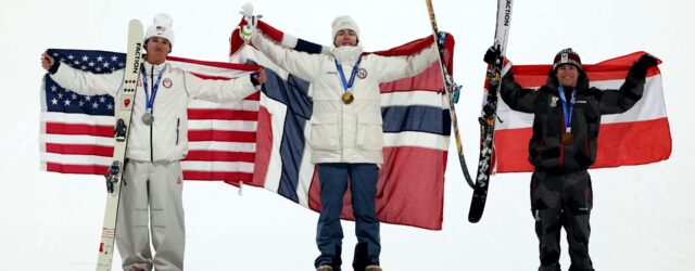 MEN’S “BIG AIR” FINAL – 17/02/2026 – (PHOTO – GOLD MEDALLIST TORMOD FROSTAD (NORWAY) POSES WITH SILVER MEDALLIST MAC FOREHAND (USA) AND BRONZE MEDALLIST MATEJ SVANCER (AUSTRIA)