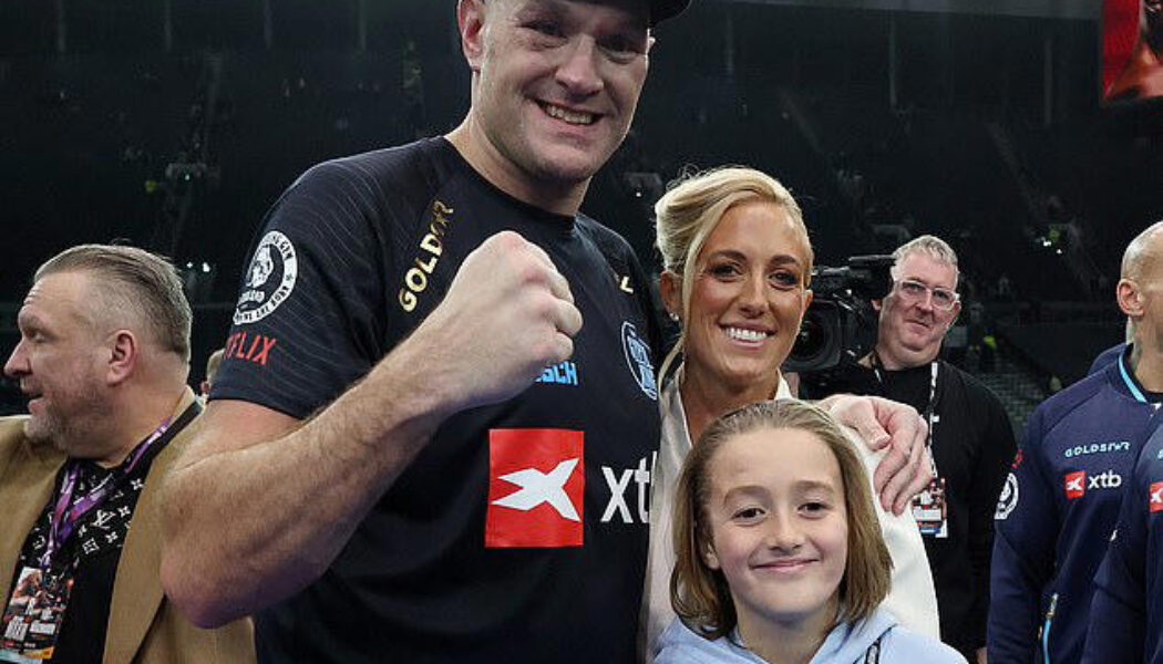 TYSON FURY WINS MATCH AGAINST ARSLANBEK MAKHMUDOV  (PHOTO – TYSON FURY CELEBRATES WITH HIS FAMILY)