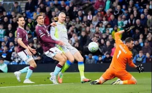PREMIER LEAGUE :  BURNLEY VS MANCHESTER CITY – 22/04/2026  (PHOTO – ERLING HAALAND SCORES FOR MAN CITY)