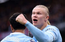PREMIER LEAGUE : MAN CITY VS BRENTFORD – 09/05/2026 (PHOTO – HAALAND AND MARMOUSH CELEBRATE)