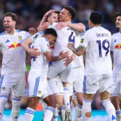 PREMIER LEAGUE : LEEDS UNITED VS BURNLEY – 01/05/2026 (PHOTO – ANTON STACH AND LEEDS CELEBRATE HIS “STACHTASTIC” GOAL!
