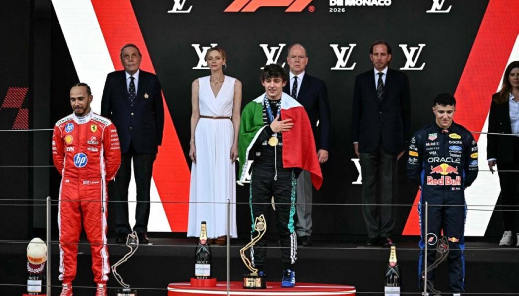 KIMI ANTONELLI WINS THE MONACO GRAND PRIX 2026! (PHOTO – KIMI ON THE PODIUM WITH PRINCESS CHARLENE AND PRINCE ALBERT OF MONACO ALONGSIDE LEWIS HAMILTON (2), AND ISACK HADJAR (3)
