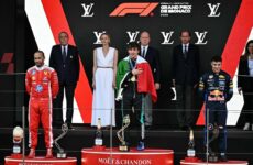 KIMI ANTONELLI WINS THE MONACO GRAND PRIX 2026! (PHOTO – KIMI ON THE PODIUM WITH PRINCESS CHARLENE AND PRINCE ALBERT OF MONACO ALONGSIDE LEWIS HAMILTON (2), AND ISACK HADJAR (3)