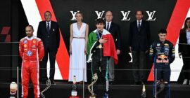 KIMI ANTONELLI WINS THE MONACO GRAND PRIX 2026! (PHOTO – KIMI ON THE PODIUM WITH PRINCESS CHARLENE AND PRINCE ALBERT OF MONACO ALONGSIDE LEWIS HAMILTON (2), AND ISACK HADJAR (3)