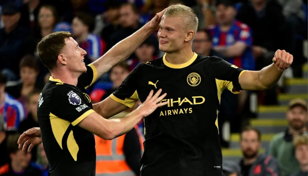 PREMIER LEAGUE : CRYSTAL PALACE VS MANCHESTER CITY – 28/08/2026  (PHOTO – ANDERSON SHOWS APPRECIATION FOR HAALAND’S NEW LUCKY HAIRCUT)