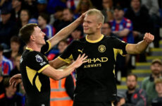 PREMIER LEAGUE : CRYSTAL PALACE VS MANCHESTER CITY – 28/08/2026  (PHOTO – ANDERSON SHOWS APPRECIATION FOR HAALAND’S NEW LUCKY HAIRCUT)