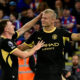PREMIER LEAGUE : CRYSTAL PALACE VS MANCHESTER CITY – 28/08/2026  (PHOTO – ANDERSON SHOWS APPRECIATION FOR HAALAND’S NEW LUCKY HAIRCUT)