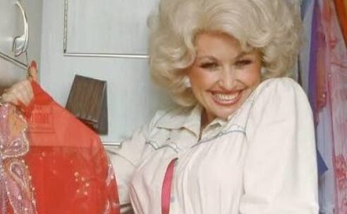 CHECK OUT THIS SUPERB INTERVIEW WITH DOLLY PARTON ON HER TOUR BUS!